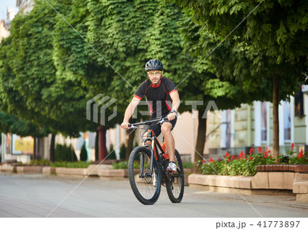 Male cyclist training in city center 41773897