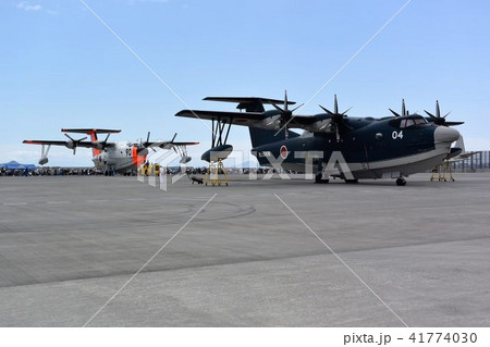 海上自衛隊岩国基地のUS-2救難機（手前）とUS-1A救難機 41774030