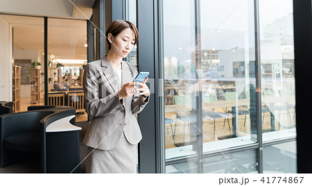 スマホを使う女性 スマホを使う女性 41774867