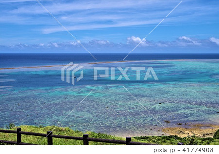 平久保崎付近の高台から望む石垣ブルーの海 【沖縄県・石垣島】 平久保崎付近の高台から望む石垣ブルーの海 【沖縄県・石垣島】 41774908