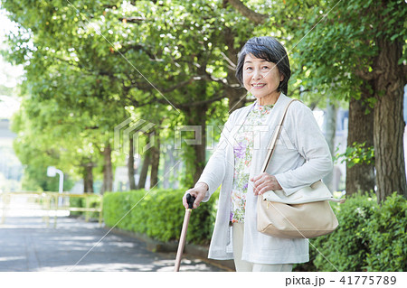 介護 杖 シニア 女性 介護 杖 シニア 女性 41775789