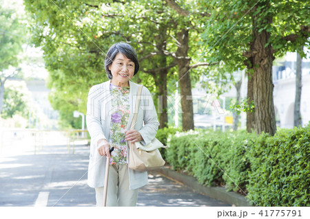 介護　杖　シニア　女性 41775791