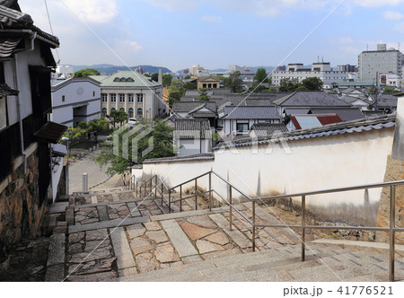 倉敷美観地区に隣接した観龍寺の石段から見る美観地区の街並み 41776521