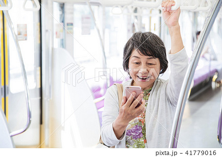 シニア　女性　電車　旅行　アクティブシニア　撮影協力　京王電鉄株式会社 41779016