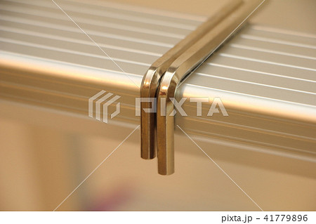 脚立の上に置かれた六角レンチ 脚立の上に置かれた六角レンチ 41779896