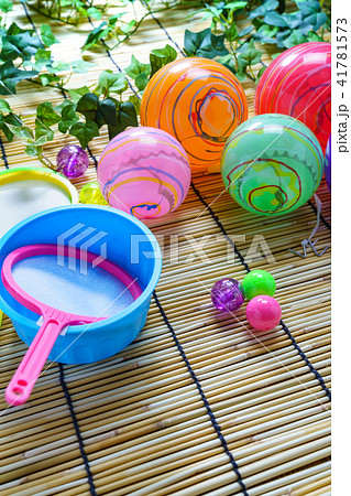 金魚すくい スーパーボールすくい 水ふうせんの写真素材