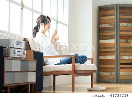 若い女性（ヨーグルト） 41782233
