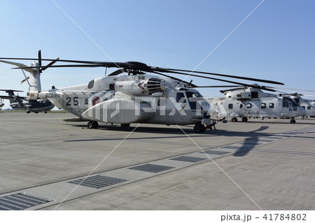 海上自衛隊のMH-53E掃海ヘリコプター（手前）とMCH-101掃海・輸送 