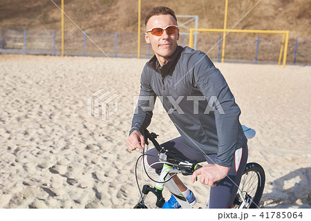 Cyclist with bike on the sand 41785064