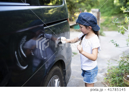 洗車をする女の子 洗車をする女の子 41785145
