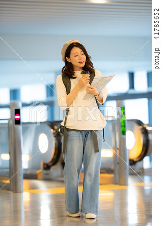 空港 旅行 女性 撮影協力:成田空港 空港 旅行 女性 撮影協力:成田空港 41785652