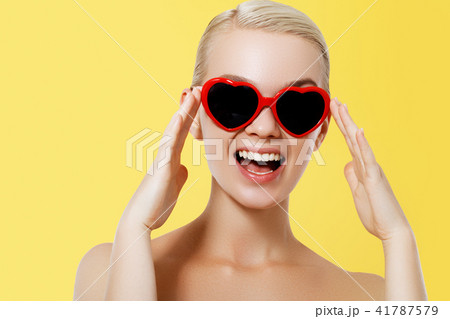 Fashion sunglasses. Sexy woman. Beauty face 41787579