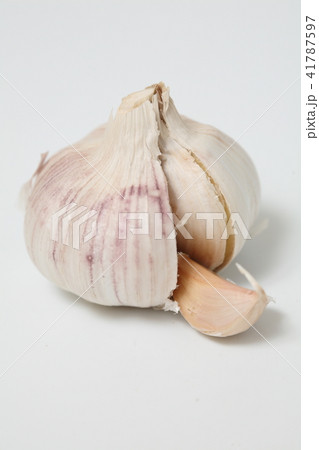 Fresh garlic isolated on white background Fresh garlic isolated on white background 41787597