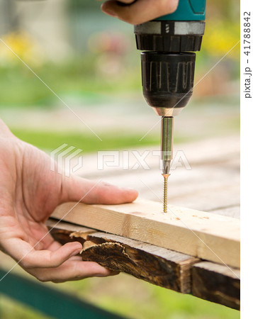 Man working with an electric screwdriver 41788842