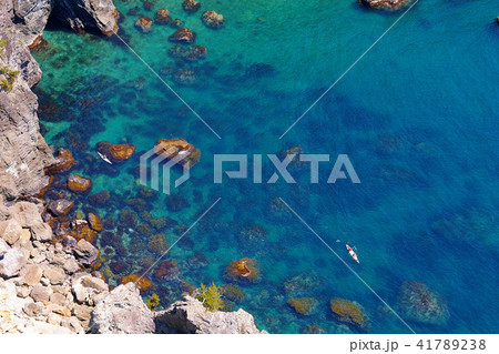【静岡県・観光名所】烏帽子山・雲見浅間神社 山頂からの眺望 コバルトブルーの海 【静岡県・観光名所】烏帽子山・雲見浅間神社 山頂からの眺望 コバルトブルーの海 41789238