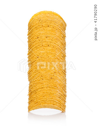 Round crispy potato crisps chips on white 41790290