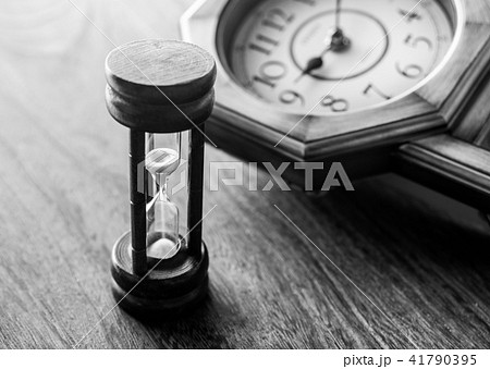 砂時計 古時計 柱時計 時 時間 白黒 モノトーンの写真素材