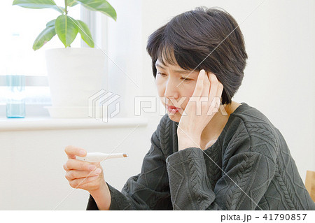 女性　ミドルエイジ  体温計 41790857