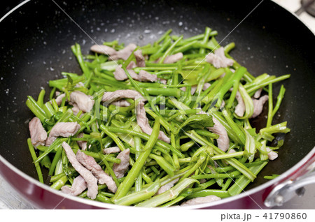 空芯菜の炒め物(料理中) 空芯菜の炒め物(料理中) 41790860