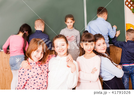 Pupils of fun resting during the break 41791026