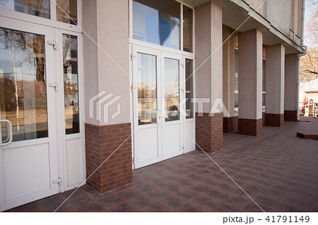 Facade of the school building 41791149