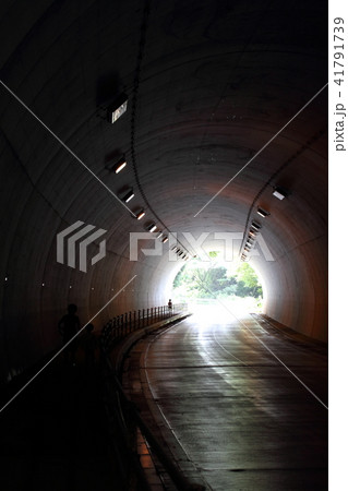 トンネルの内部 41791739