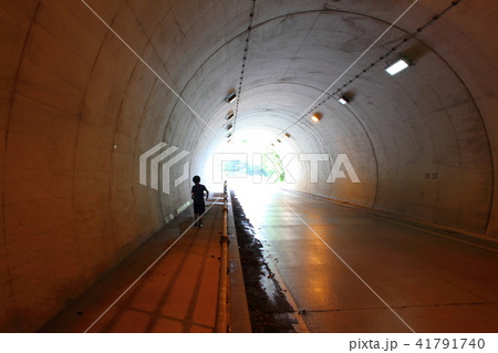 トンネルの内部 41791740