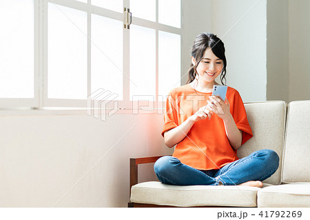若い女性（スマホ） 41792269