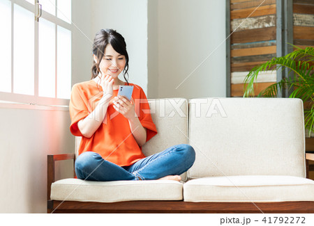 若い女性(スマホ) 若い女性(スマホ) 41792272
