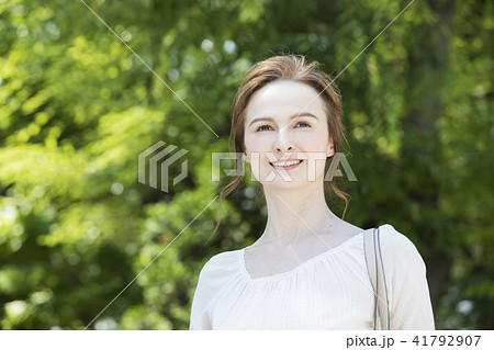 公園を歩く外国人女性 公園を歩く外国人女性 41792907