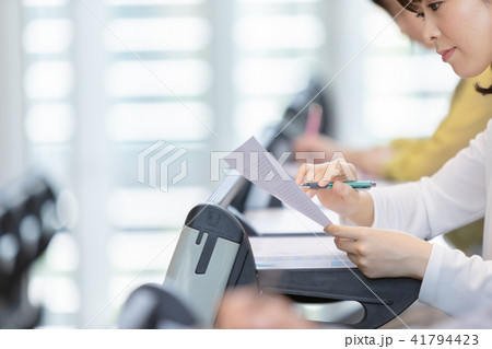 資格試験を受けるビジネスマン 手元 パーツ セミナー 資格試験 オフィスカジュアル ビジネスシーン 資格試験を受けるビジネスマン 手元 パーツ セミナー 資格試験 オフィスカジュアル ビジネスシーン 41794423