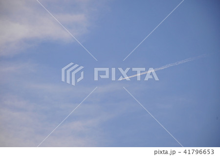 ヒコーキ雲　青空とヒコーキ雲　青空のキャンバス　ヒコーキ雲の風景　 41796653