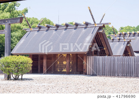 名古屋市　熱田神宮　翼廊空隙より内玉垣御門、本殿屋根を望む 41796690