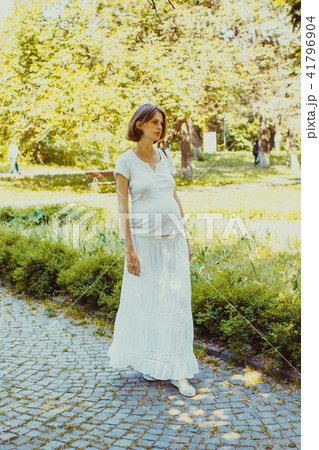 The lonely pregnant woman 41796904