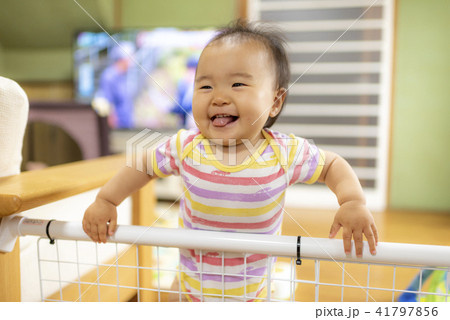 つかまり立ちで笑顔の赤ちゃん つかまり立ちで笑顔の赤ちゃん 41797856