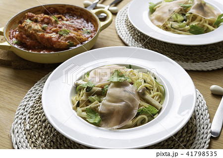 生ハムとセロリのパスタ、チキンのトマト煮込み 41798535