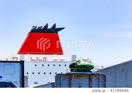 大型フエリーの赤い煙突。大阪南港。 41799080