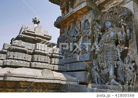 Small towers and dwarapla at South entrance 41800566
