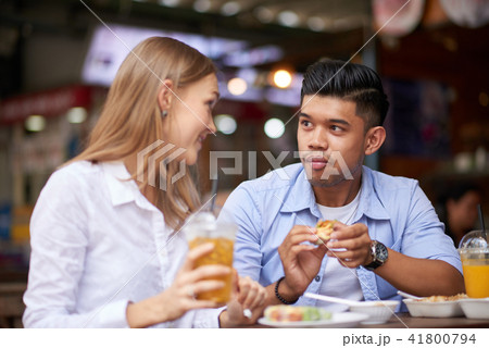 Date in cafe 41800794