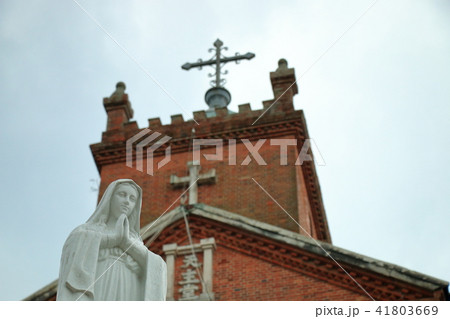 黒島天主堂を背にしたマリア像 黒島天主堂を背にしたマリア像 41803669