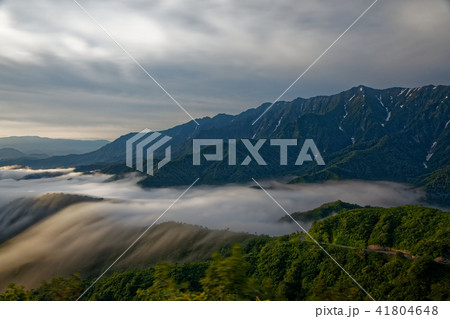 枝折峠付近から見る流れる滝雲と荒沢岳 41804648