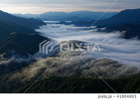 枝折峠付近から見る雲海と滝雲の写真素材