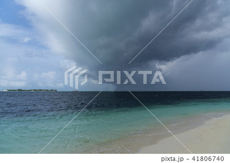 Dark hurricane cloud above tropical sea 41806740