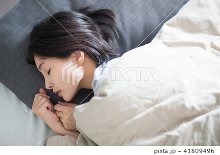 睡眠・女性 41809496