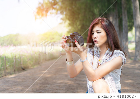 woman professional photographer with dslr camera. 41810027