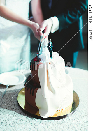 Bride and groom at wedding cutting the wedding cake Bride and groom at wedding cutting the wedding cake 41811337