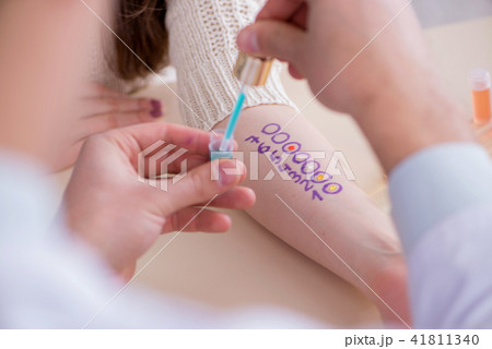 Doctor testing allergy reaction of patient in hospital 41811340