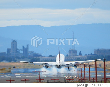 滑走路に降り立つ航空機の着陸の瞬間 滑走路に降り立つ航空機の着陸の瞬間 41814762
