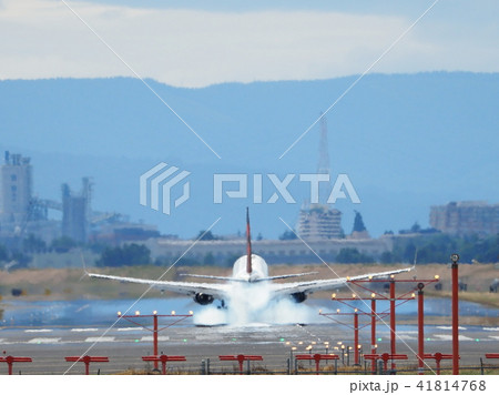 滑走路に降り立つ航空機の着陸の瞬間 滑走路に降り立つ航空機の着陸の瞬間 41814768
