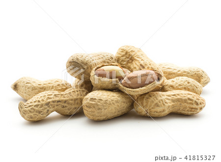 Raw peanut isolated on white 41815327